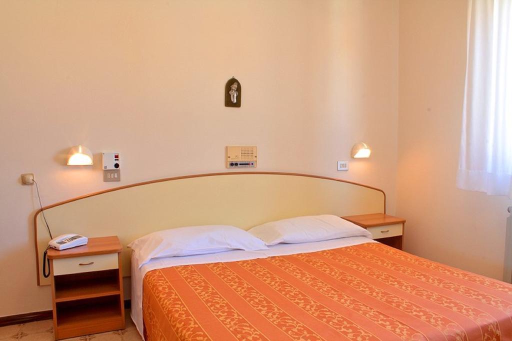 Hotel Saturno Кианчано Терме Стая снимка